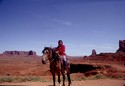 Photo - Monument Valley - Jeune fille de la tribu des indiens Navajo