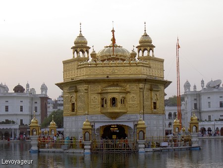 Photo - Temple d'or - Abrite le livre saint des sikhs ( Granth Sahib )