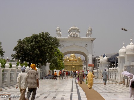 Photo - Environs d'Amritsar  - Entrée du temple sikh de Tarn Taran