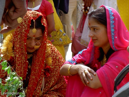 Photo - Vashisht - Jeune mariée  vêtue d'un sari rouge brodé de fils dorés