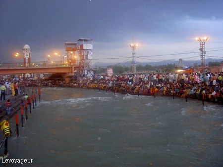 Photo - Haridwar - Puja du soir sur le ghât Har-ki-Pairi