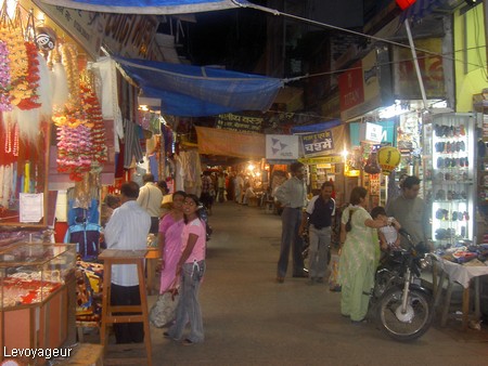 Photo - Le Bara Bazaar - Echoppes dans la vieille ville où se vendent des objets religieux