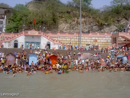 Photo - Bains rituels des pèlerins dans les eaux du Gange