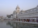 Photo - Amritsar - Temple en marbre blanc surmonté d'une terrasse