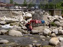 Photo - Femmes Tibétaines lavant le linge dans les eaux du torrent