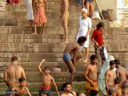 Photo - Varanasi  - Ablutions rituelles des pèlerins dans les eaux du gange