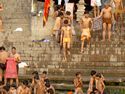 Photo - Varanasi - Ablutions rituelles des pèlerins dans les eaux du gange