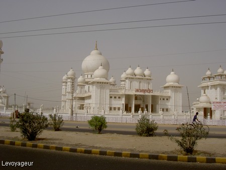 Photo - Sur la route D'Agra - Mosquée en marbre blanc