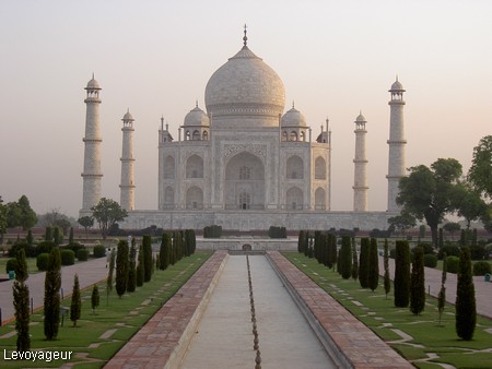 Photo - Taj mahal à l'aube - Mausolée construit par l'empereur mogol Shâh Jahân