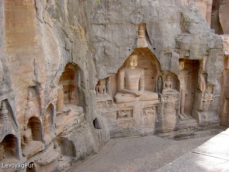 Photo - Gwalior - Sculptures Jaïna taillées dans la roche ( 15 ème siècle)