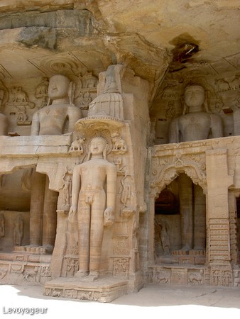 Photo - Gwalior - Statues Jaïna taillées dans la roche (15 ème siècle)