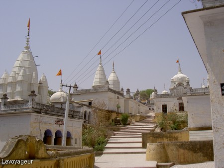 Photo - Jhansi -Temples Jaïna disséminés sur une colline (17 ème siècle)