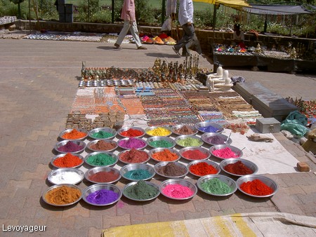 Photo - Orchha - Le marché - Poudre de tikka aux couleurs vives