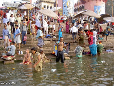 Photo - Bénarès  - Ablutions rituelles des pèlerins dans le Gange