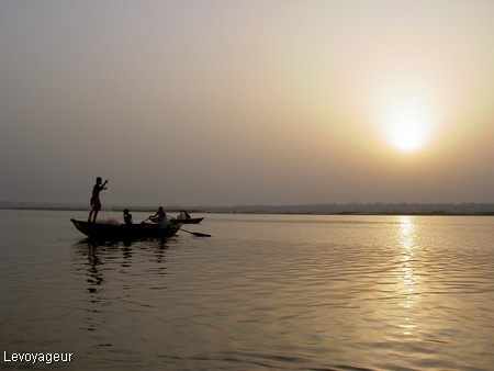 Photo - Varanasi  -  Le Gange fleuve sacré à l'aube