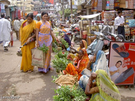 Photo - Varanasi ( Bénarès ) -  Un marché haut en couleurs