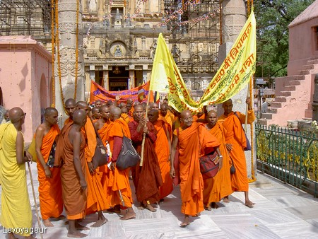 Photo - Temple de la Mahabodhi- Défilé de moines bouddhistes - Bodhgaya