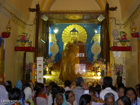 Photo - Temple de la Mahabodhi - Statue dorée du Bouddha - Bodhgaya