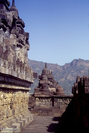 Photo - Java - Borobudur- Site archéologique constitué de cinq terrasses