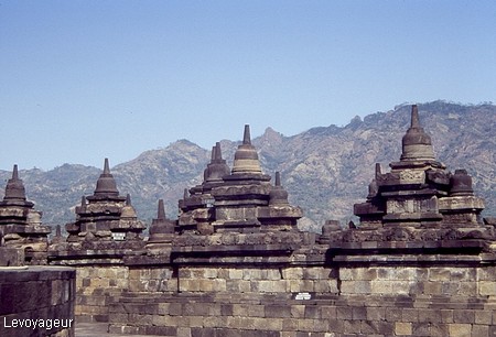 Photo -  Borobudur - L'un des nombreux stupas