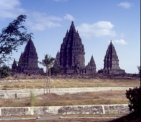 Photo - Java-Jogjakarta -Site de Prambanan constitué de trois temples principaux