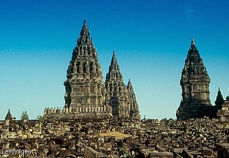 Photo - Java -Site de Prambanan - Temples principaux dédiés aux dieux Shiva, Vishnu,Brahma