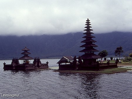 Photo - Bali-  Bedugul - Le temple Pura Ulun Danu -- Lac bratan