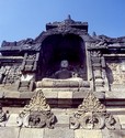 Photo - Java - Borobudur- L'une des nombreuses statues de Bouddha