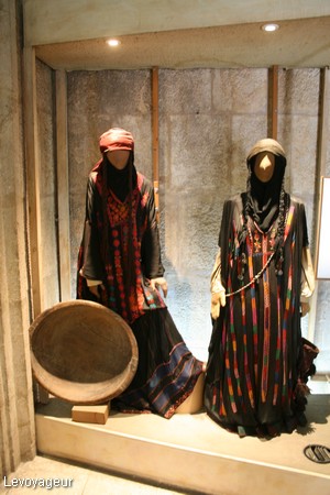 Photo - Musée des bijoux et du costume - Costumes traditionnels provenant de différentes tribus