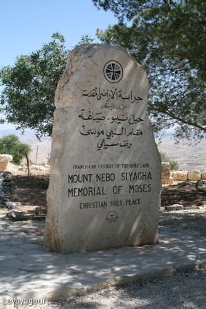 Photo - Le mémorial de Moïse - Menhir dressé sur une des collines du Mont Nebo