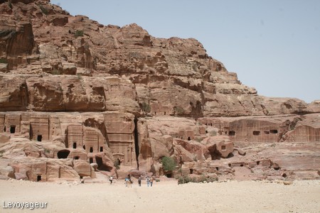 Photo - Tombeaux taillés  dans la falaise d'El Khubta