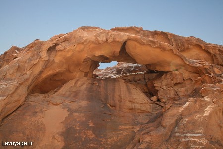Photo - Les arches de pierre du désert de Wadi Rum