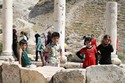 Photo - Les enfants dans le site archéologique de Pella