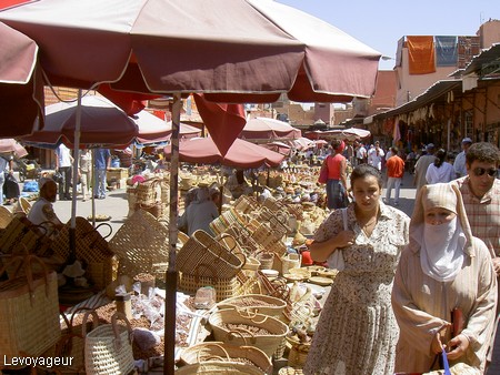 Photo - Marrakech - Le souks des Chouaris spécialisé dans la vannerie
