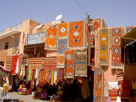 Photo - Marrakech - Exposition de tapis dans le souk Zarbia