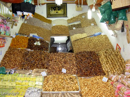Photo - Marrakech - Les souks - Marchands de fruits secs