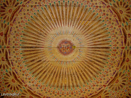 Photo - Marrakech - Pavillon de la Menara - Plafond en bois de cèdre peint de couleurs vives