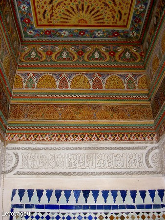 Photo - Palais Bahia - Murs décorés de mosaiques , Plafond en cèdre décoré de couleurs végétales
