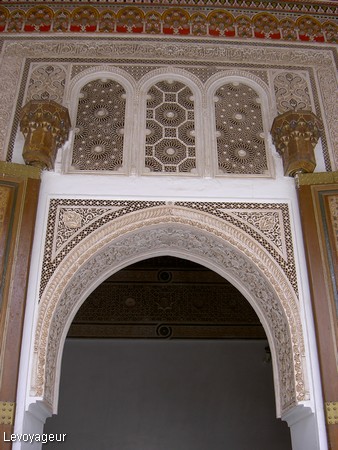 Photo - Marrakech - Palais Bahia - Décoration en stuc  et bois de cèdre scuplté