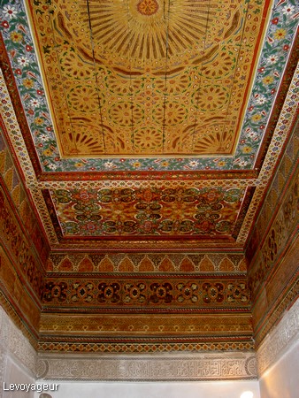 Photo - Marrakech - Palais Bahia - Plafond en cèdre décoré de couleurs naturelles végétales