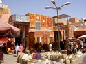 Photo - Marrakech - Exposition de tapis et paniers en osier  dans le souks des Chouaris