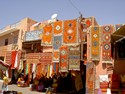 Photo - Marrakech - Exposition de tapis dans le souk Zarbia