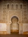 Photo - Marrakech - Médersa Ben-Youssef - Porte et murs décorés de stuc sculté