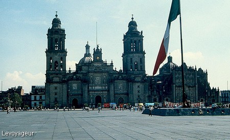 Photo - Mexico - Place de la Constitution ( le Zocalo ), cathédrale Métropolitaine