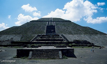 Photo - Téotihuacan - Site archéologique précolombien - La pyramide de la lune ( 300 ap JC)