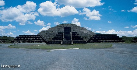 Photo -  Téotihuacan - Site archéologique précolombien - La pyramide de la lune ( 300 ap JC)