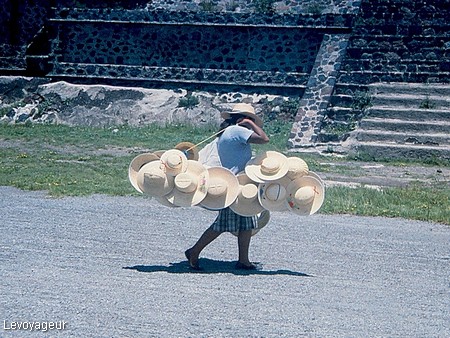 Photo - Téotihuacan  - Vente de chapeaux sur l'allée des morts