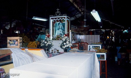Photo - Oaxaca - Image pieuse dans l'enceinte du marché
