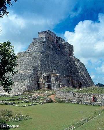 Photo - Yucatan - Uxmal - site Maya - Pyramide du devin (édifiée vers le 6 ème siècle)