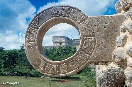 Photo - Yucatan - Uxmal - Anneau de jeux de pelote d'origine Maya